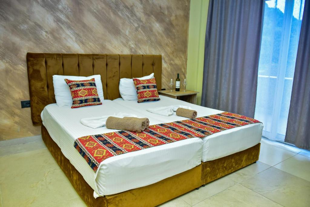 TE BUJTINA HOTEL- Cozy Stay with Traditional Breakfast Near Beach