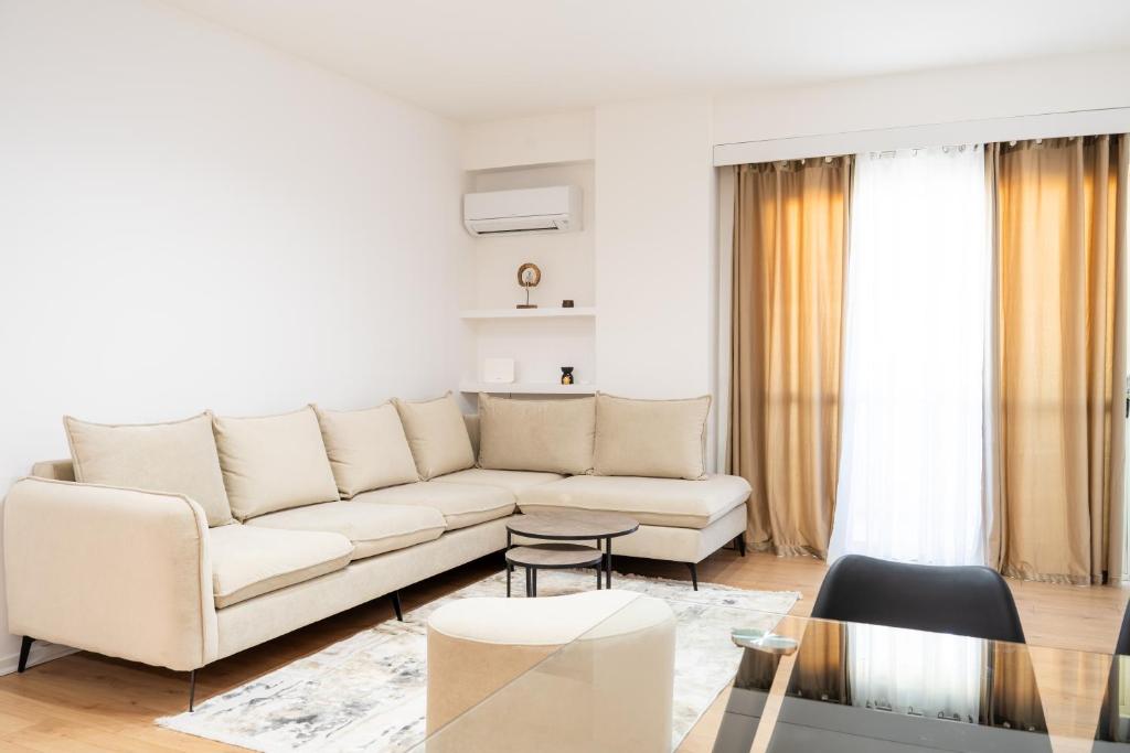 Emma Apartments Central 2BR, 2 Bath & Balcony