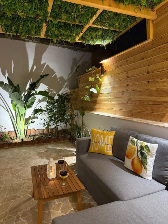 Lemon Garden Cozy 2BR Apt Private Garden Center Lemon Garden Cozy 2BR Apt Private Garden Center