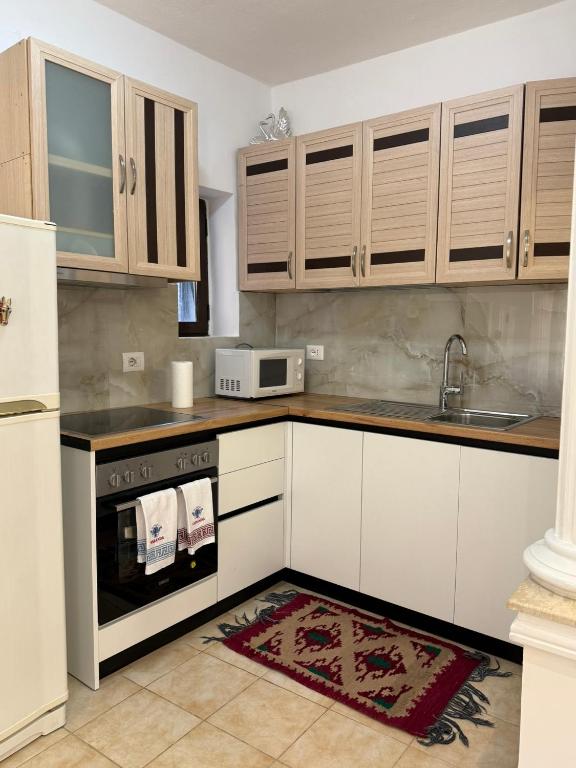 Central Comfort 2BR with Lush Living Room