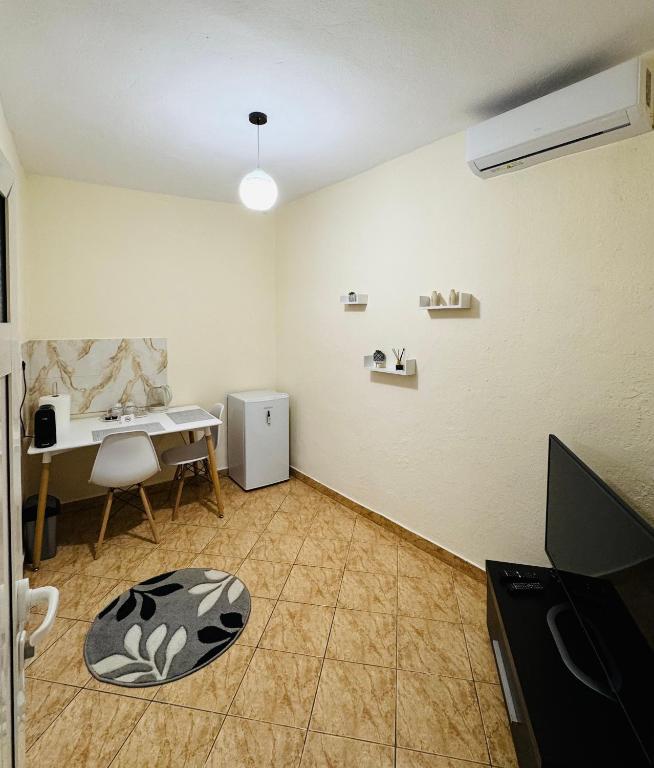 Tirana central guestroom